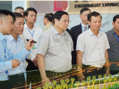Cựu sinh viên Khoa Môi trường giới thiệu với Thủ tướng về nhà máy đốt rác phát điện Phú Sơn